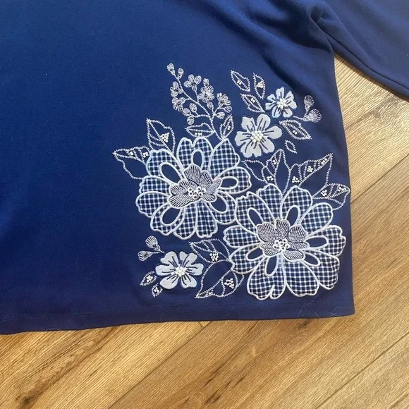 Alfred Dunner navy blue top featuring prominent white floral embroidery - Picture 4 of 10